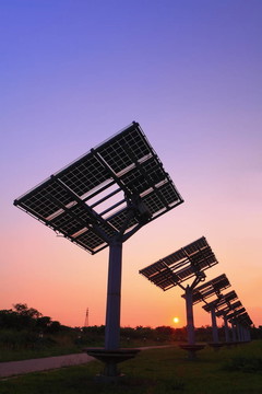 太陽(yáng)能電池板剪影非常美麗日落