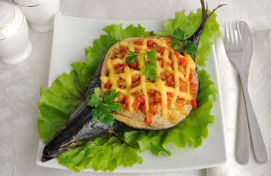 蔬菜和奶酪餡的鯖魚