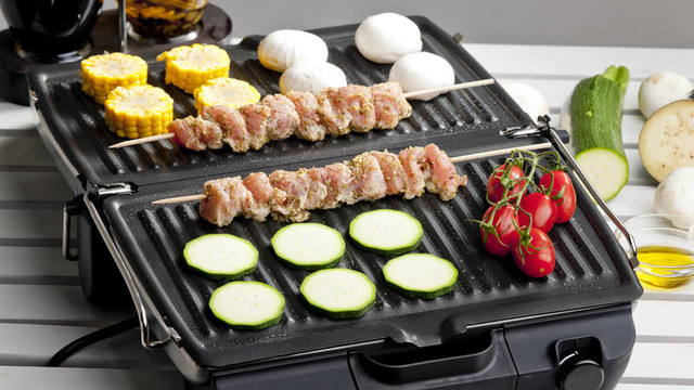 肉串和蔬菜對電烤爐