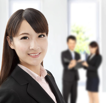 辦公室的年輕女商人