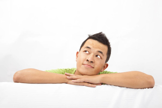 年輕人抬頭仰望