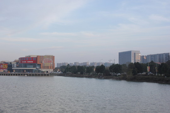 冬日里城市清晨風(fēng)貌