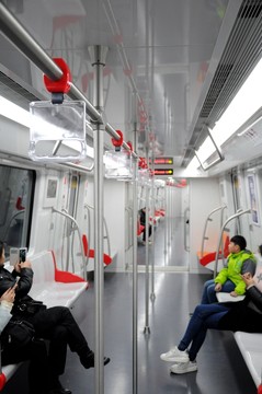 地鐵車廂內(nèi)景