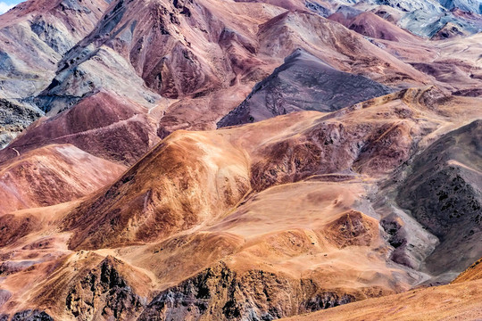 西藏普蘭五彩山