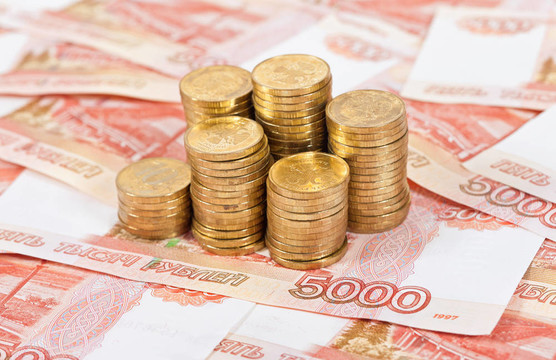 俄罗斯卢布的纸币和硬币。