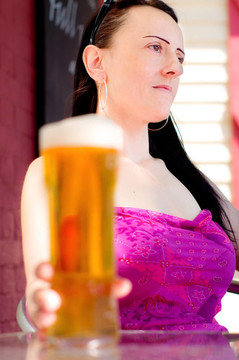 女子在啤酒花園肖像舉行品脫