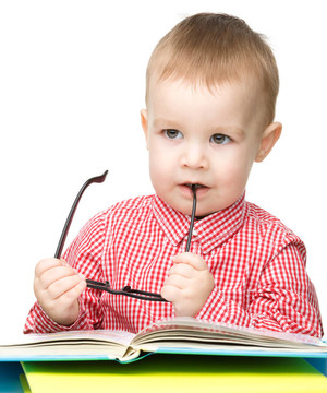 小孩子玩書和眼鏡