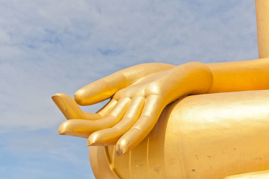 在Thaland寺的大金佛手雕像