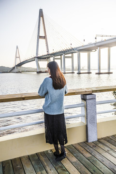 女人面朝大海背影