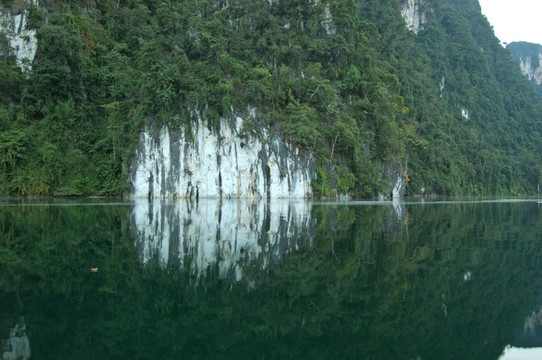 泰國南部水上山地反射。