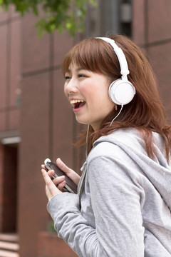 戴耳機(jī)的年輕女人