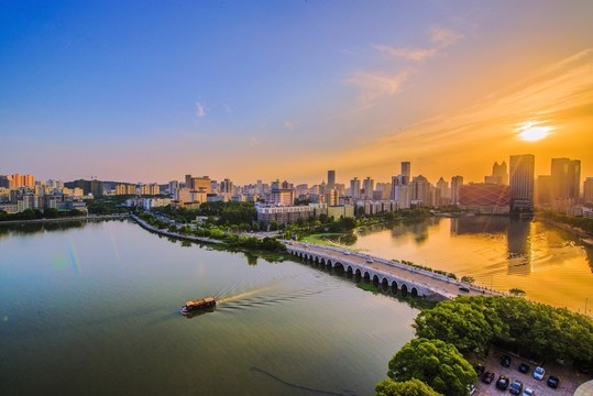 一葉輕舟渡東湖
