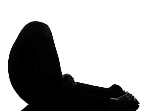 女人的肩膀站式瑜伽姿勢