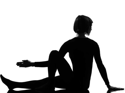 女人的marichyasana瑜伽圣人的姿態(tài)