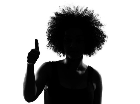 年輕的黑人女性剪影大拇指