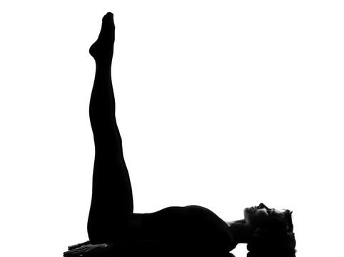 女人瑜伽姿勢向上延伸的腳上伸腿式運(yùn)動(dòng)仰臥健身瑜伽伸展運(yùn)動(dòng)陰影灰度輪廓全長在工作室孤立的白色背景