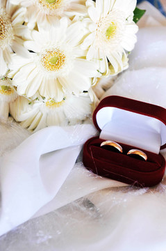 白色非洲菊和結(jié)婚戒指