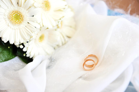 白色非洲菊和結(jié)婚戒指
