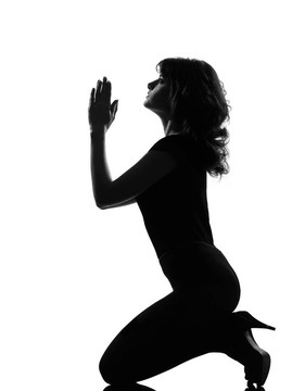 女人跪下祈禱懇求剪影