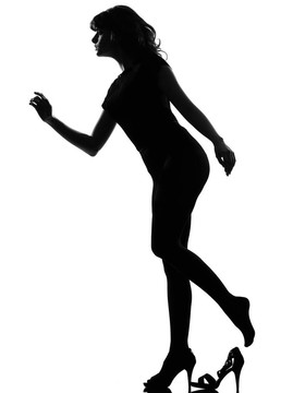 剪影灰姑娘女人失去了她的鞋子