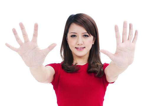 可愛的年輕女子舉手