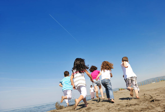 快乐儿童组在海滩上玩耍