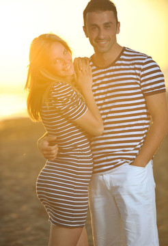 快乐的年轻情侣在海滩上度过浪漫时光