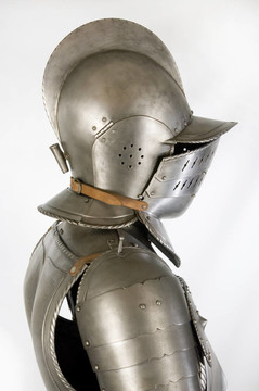 中世紀(jì)騎士盔甲。士兵對對手武器的金屬防護