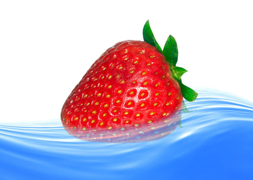 草莓在水
