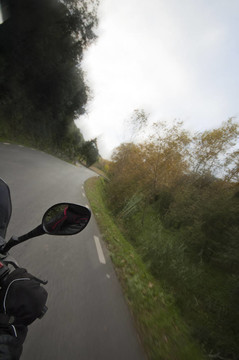 摩托車在道路