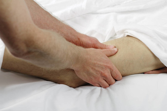 男子腿部按摩