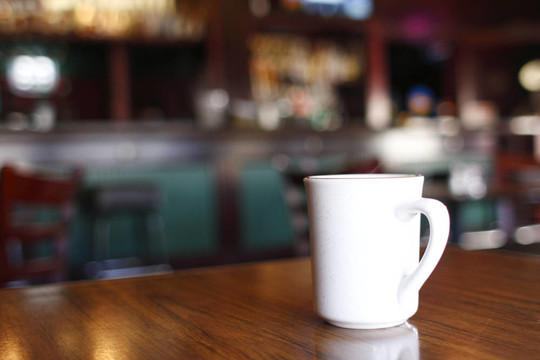 桌上咖啡杯