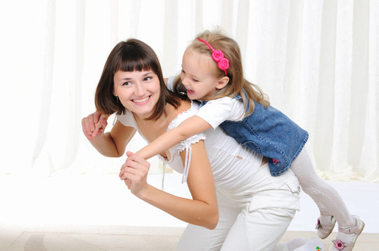 年輕的母親和年幼的女兒