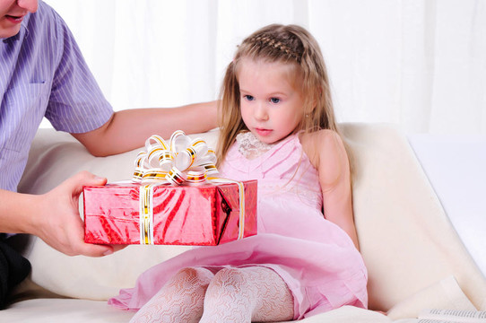 父親給他年幼的女兒