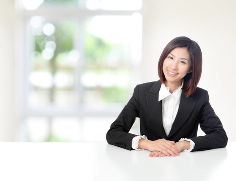 女商人微笑著坐在辦公室