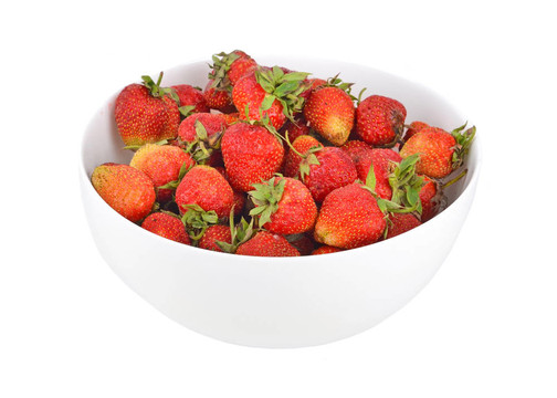 Strawberry在碗；孤立在白色背景