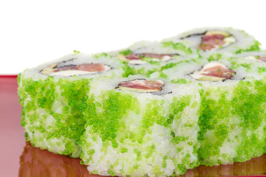 鱼子辣真希寿司，热辊与各种类型的Tobiko（