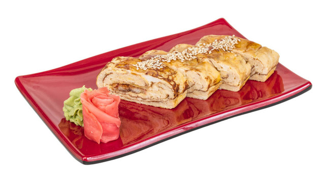 蛋卷壽司-真希用煙熏鰻魚里面滾。淋上
