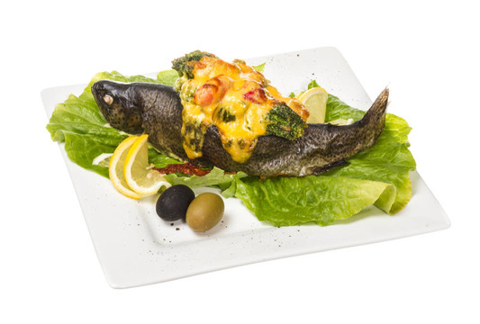 鱒魚與蝦和花椰菜烤魚