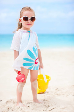 海滩玩具小女孩