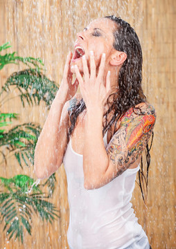 沐浴下紋身的女人