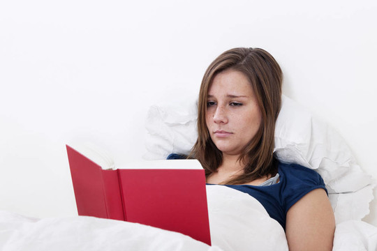 女人在床上看書