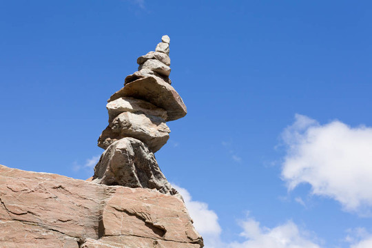 巖石山步道標(biāo)記在藍(lán)天boulder
