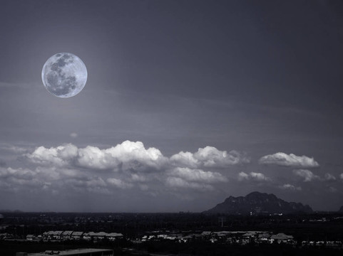 Moon和山