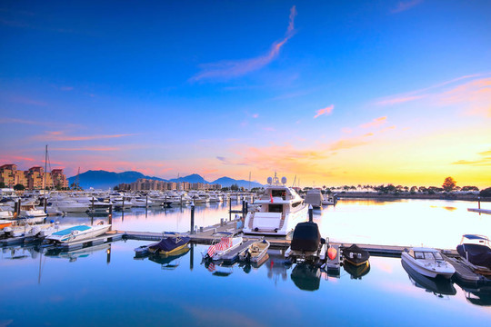 在金色海岸日落的游艇；在香港