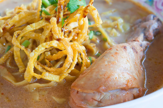 雞蛋面條和黃咖喱雞（khao soi）學(xué)院