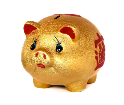 白色背景的金色小豬存錢罐。