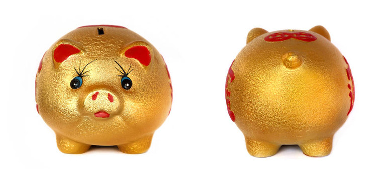 白色背景的金色小豬存錢罐。