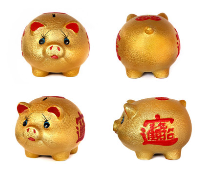 白色背景的金色小豬存錢罐。