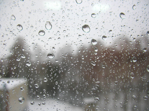 窗玻璃和雨滴